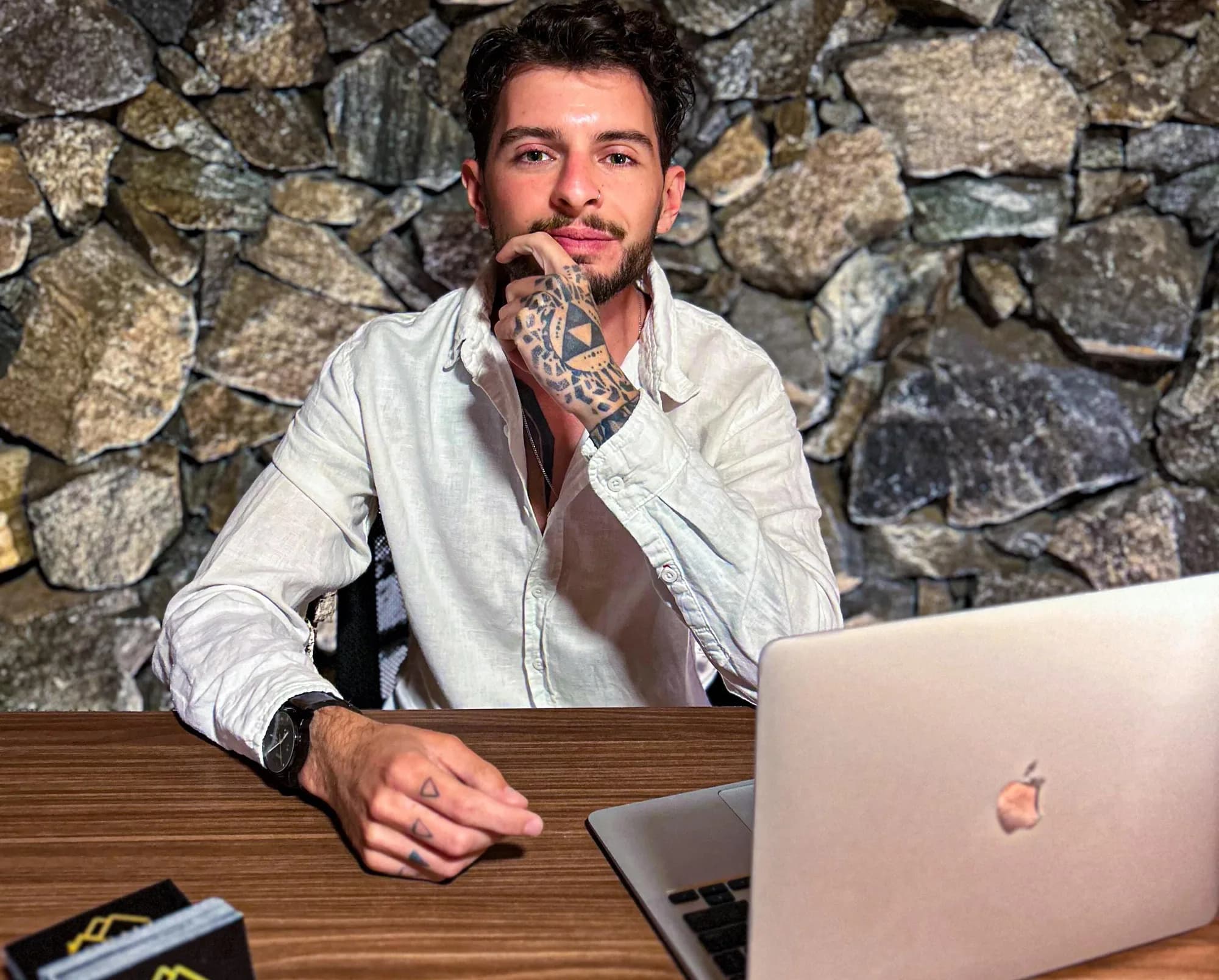 Javier Soraiz en su escritorio, con la notebook y tarjetas de Soraiz Reservas