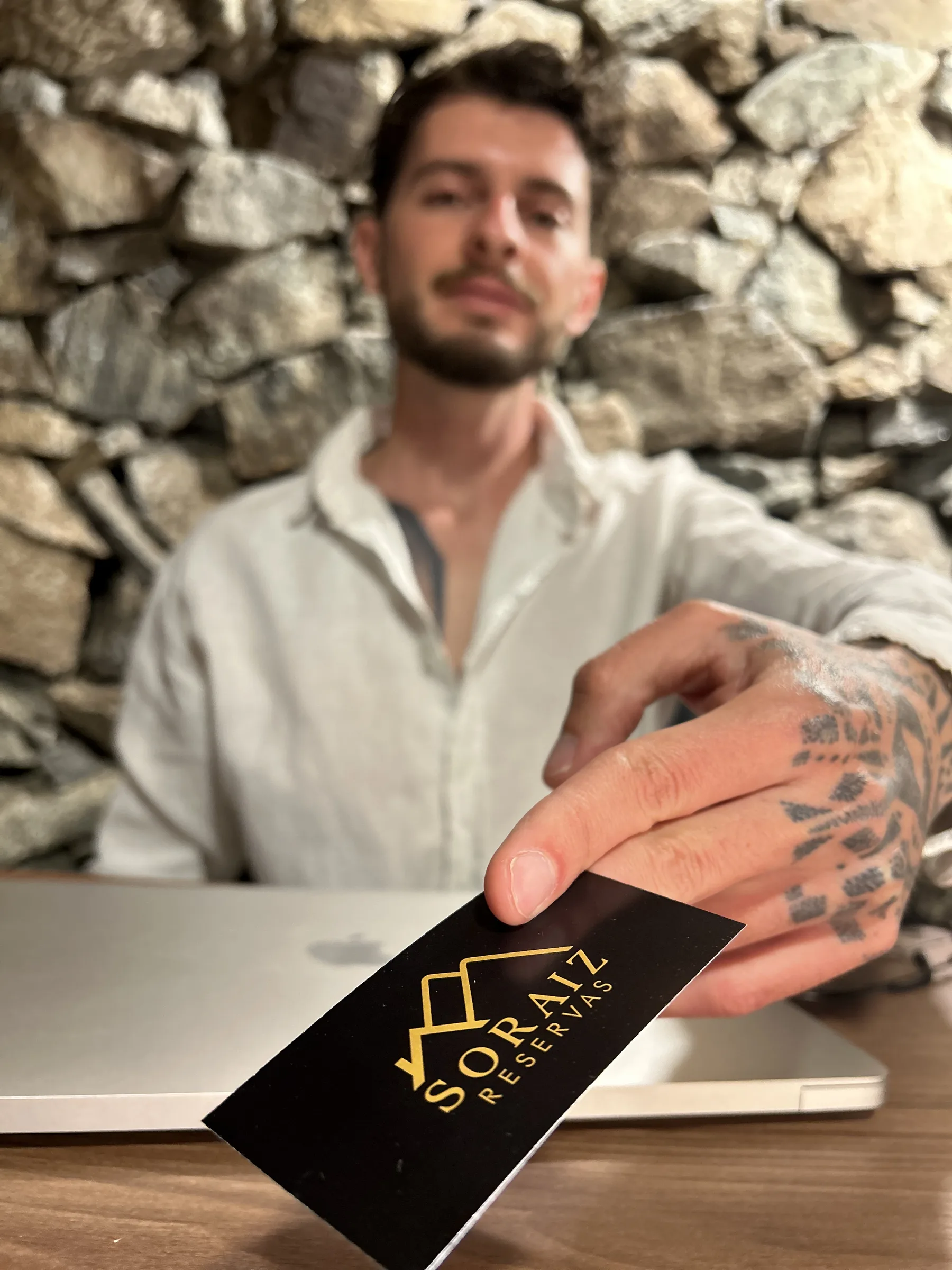 Javier Soraiz entregando una tarjeta de Soraiz Reservas